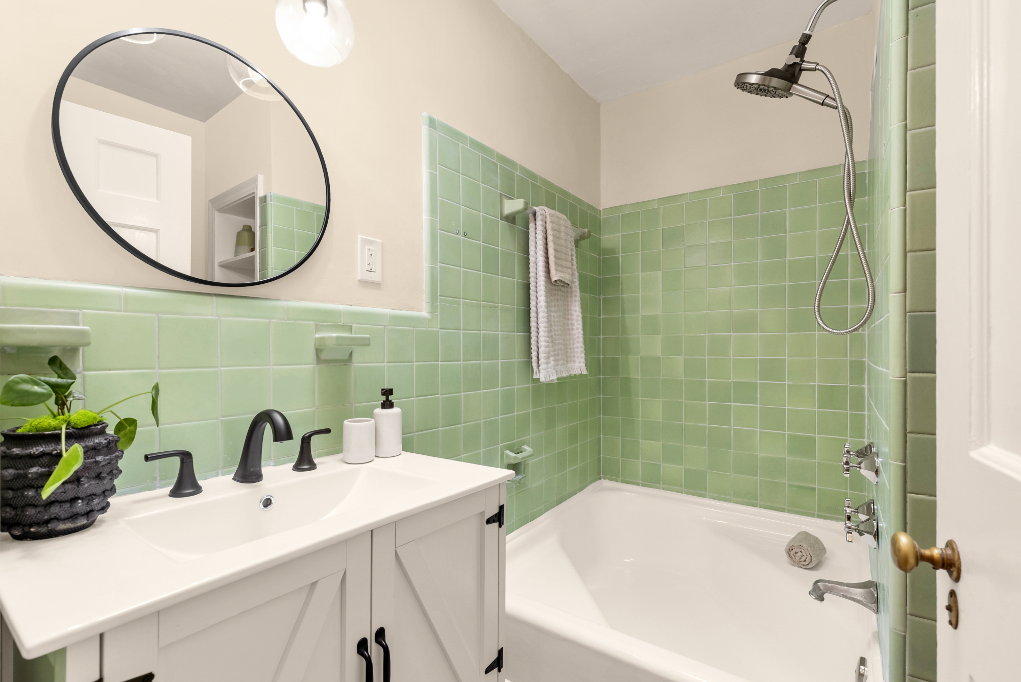 4002 10th ST NE DC  colorful bathroom with Cinderella tub